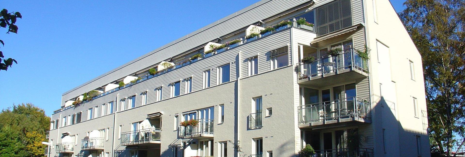 Bygget med blå himmel.jpg